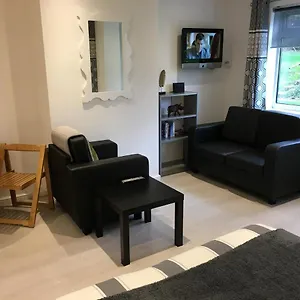 Spacious Ground Floor Studio Flat - Easy Access To Stansted Airport, London And Cambridge Bishop's Stortford